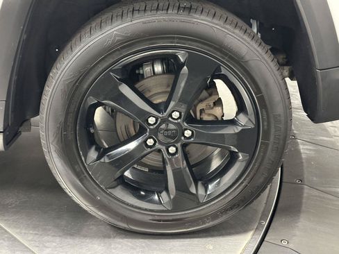 Used 2023 Jeep Grand Cherokee Altitude AWD/4WD image 19