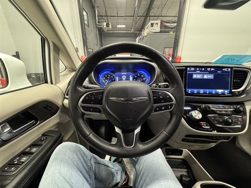 Used 2022 Chrysler Pacifica Touring-L w/ Uconnect Theater Family Group image 26