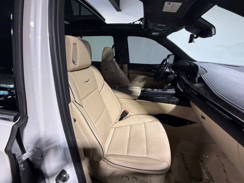 Used 2023 Cadillac Escalade Premium Luxury AWD/4WD image 36