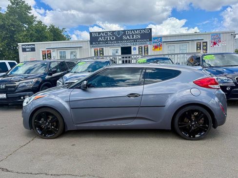 Used 2013 Hyundai Veloster w/ Style Pkg image 2