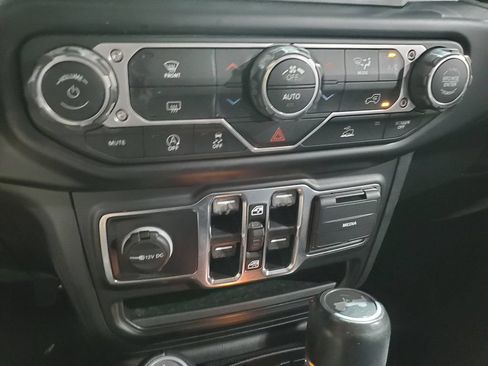 Used 2021 Jeep Wrangler Unlimited Sahara AWD/4WD image 36