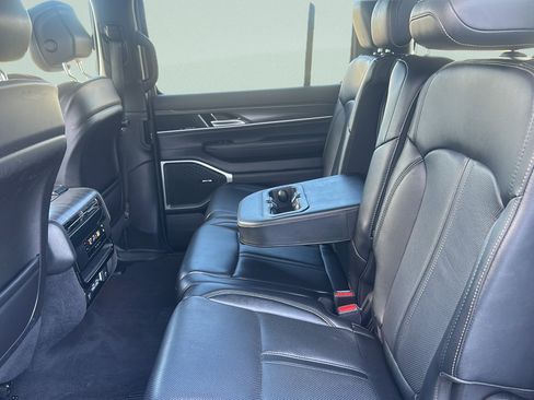 Used 2024 Jeep Wagoneer Series II w/ Flexible Seating Group AWD/4WD image 28