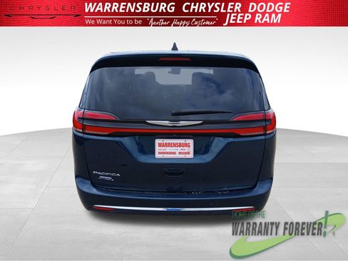 Used 2023 Chrysler Pacifica Touring-L FWD image 5