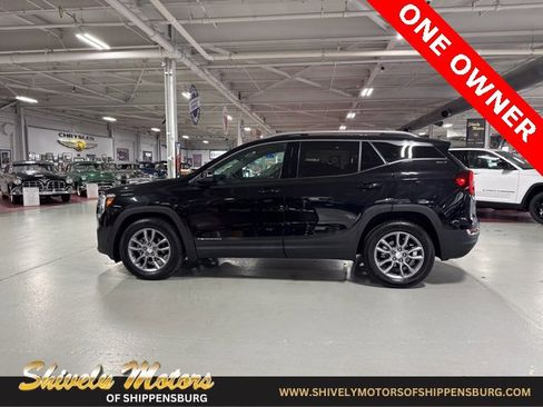 Used 2022 GMC Terrain SLT w/ Tech Package image 2