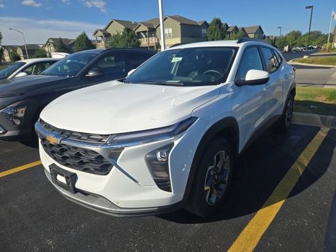 Used 2025 Chevrolet Trax LT w/ LT Convenience Package FWD image 3