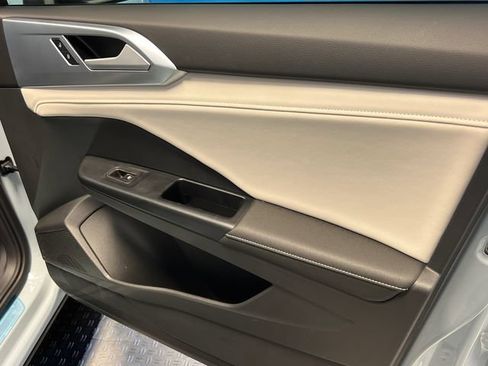 Certified 2025 Volkswagen Taos SE FWD image 11
