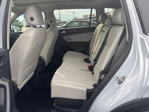 Used 2018 Volkswagen Tiguan SEL AWD/4WD image 11