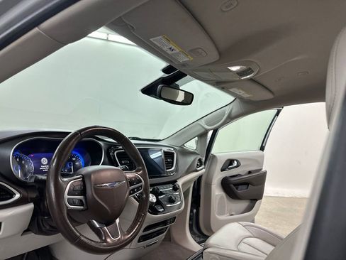 Used 2020 Chrysler Pacifica Touring-L Plus w/ Advanced Safetytec Group FWD image 29