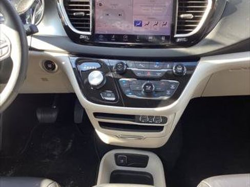 Used 2023 Chrysler Pacifica Touring-L FWD image 18