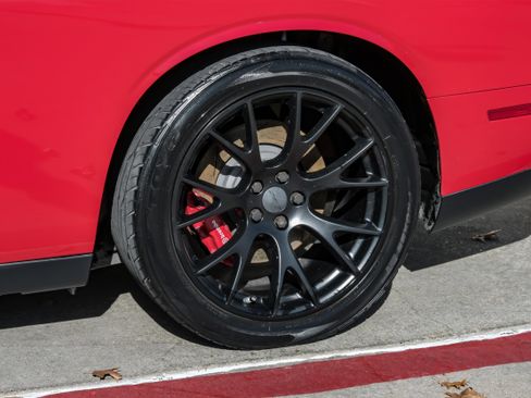 Used 2015 Dodge Challenger SRT w/ Technology Group image 50