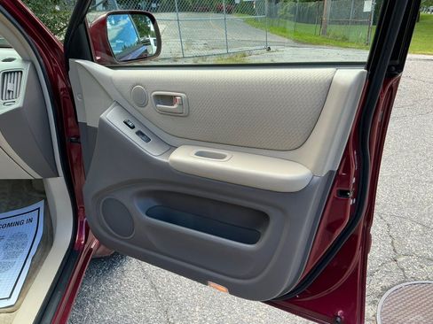 Used 2005 Toyota Highlander 4WD V6 w/ Appearance Pkg image 31
