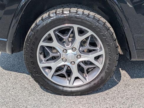 Used 2020 Jeep Grand Cherokee Overland AWD/4WD image 10