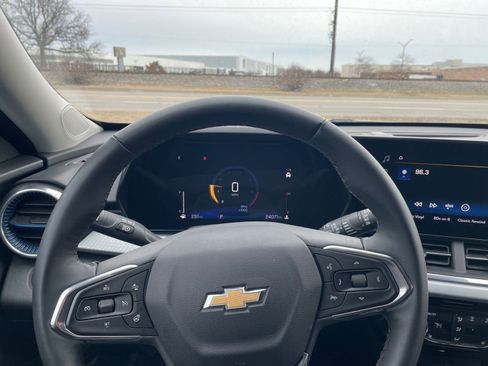 Used 2025 Chevrolet Trax LT w/ LT Convenience Package image 34