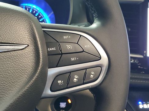 Used 2022 Chrysler Pacifica Touring-L AWD/4WD image 27