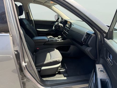 Used 2024 Nissan Pathfinder SV FWD image 17