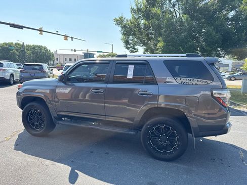 Used 2019 Toyota 4Runner SR5 AWD/4WD image 7