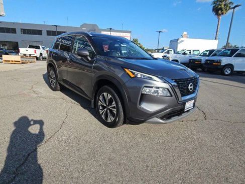 Used 2023 Nissan Rogue SV w/ SV Premium B Package FWD image 2