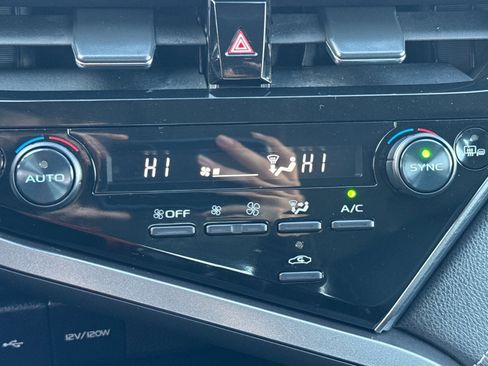 Used 2022 Toyota Camry SE image 16