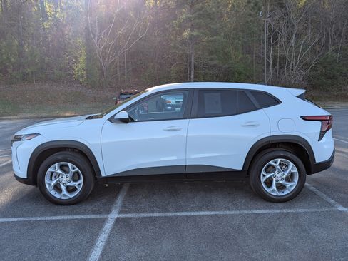 Used 2024 Chevrolet Trax LS w/ LS Convenience Package image 6