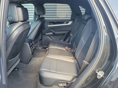 Used 2025 Porsche Cayenne image 21