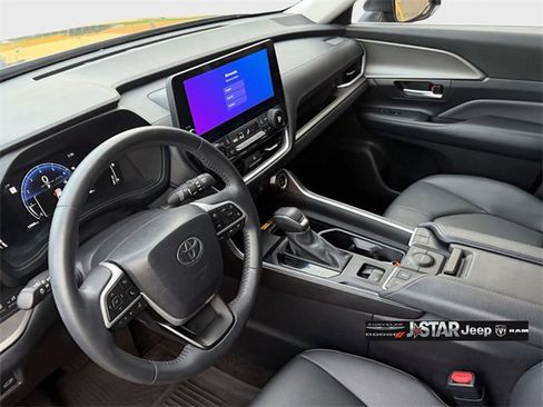 Used 2024 Toyota Grand Highlander XLE image 13