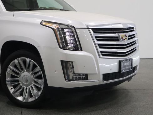 Used 2019 Cadillac Escalade Platinum AWD/4WD image 3