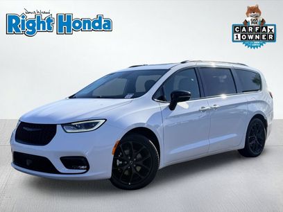 Used 2025 Chrysler Pacifica Limited