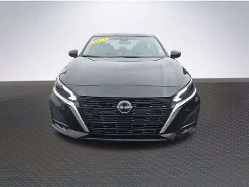 Used 2024 Nissan Altima 2.5 SV w/ SV Premium Package image 3