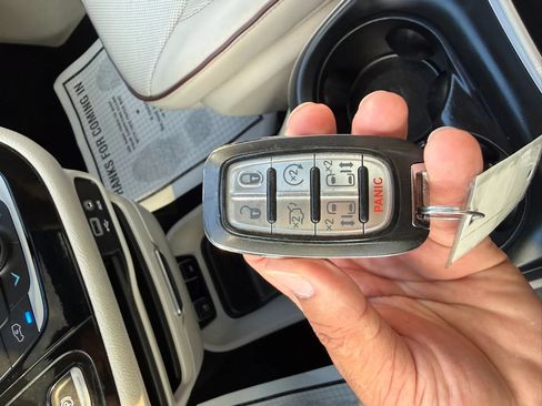 Used 2020 Chrysler Pacifica Limited FWD image 19