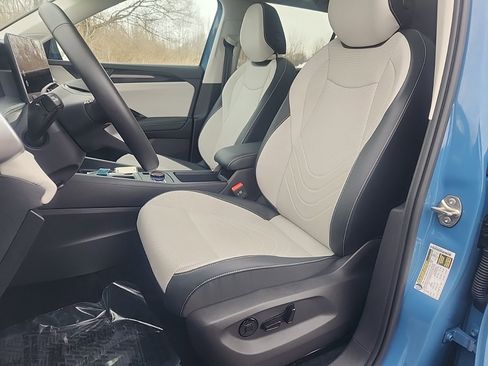 Used 2025 Volkswagen Tiguan SE image 27