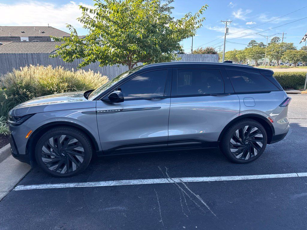 Used 2025 Lincoln Nautilus Reserve AWD/4WD image 10