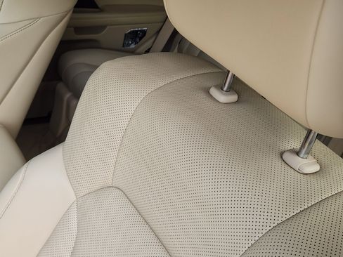 Used 2020 Lexus LX 570 4WD w/ Luxury Package image 15