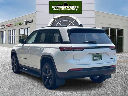 Used 2023 Jeep Grand Cherokee Limited w/ Black Appearance Package AWD/4WD image 8