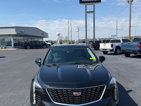 Used 2019 Cadillac XT4 Luxury w/ Cold Weather Package image 2