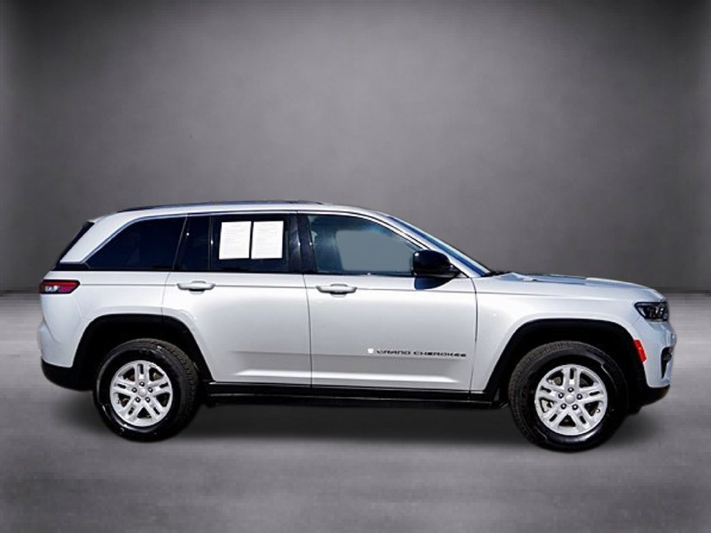Used 2023 Jeep Grand Cherokee Laredo RWD image 8