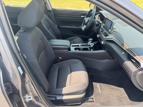 Used 2024 Nissan Altima 2.5 SV FWD image 11