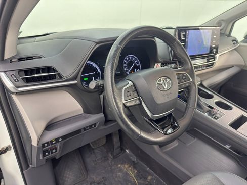 Used 2021 Toyota Sienna Limited image 13