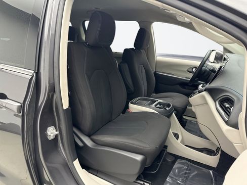 Used 2021 Chrysler Pacifica Touring w/ Cold Weather Group image 16