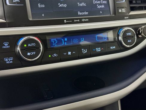 Used 2018 Toyota Highlander XLE FWD image 19