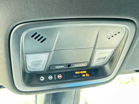 Used 2023 Chevrolet Traverse LT FWD image 17