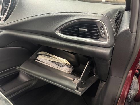 Used 2023 Chrysler Pacifica Limited w/ Uconnect Theater Family Group image 33