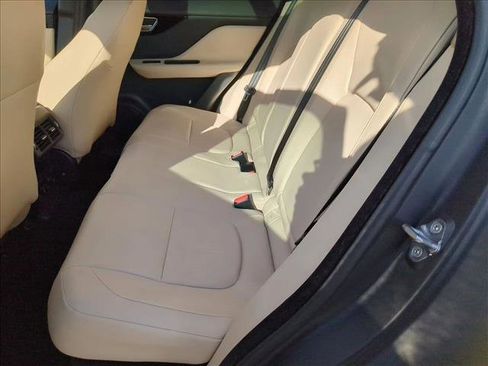 Used 2018 Jaguar F-PACE Premium image 18