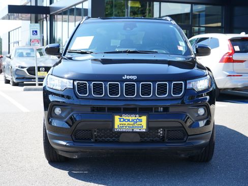 Used 2025 Jeep Compass Latitude image 9