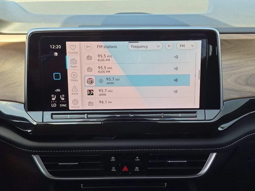 Used 2025 Volkswagen Atlas SE FWD image 19