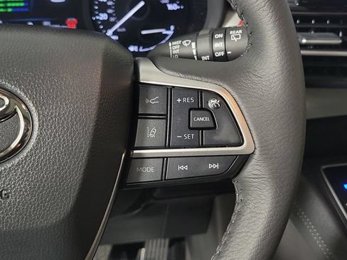 Used 2026 Toyota Sienna XLE FWD image 26