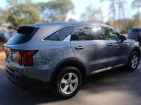 Used 2023 Kia Sorento LX image 11