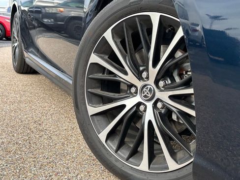 Used 2020 Toyota Camry SE image 2