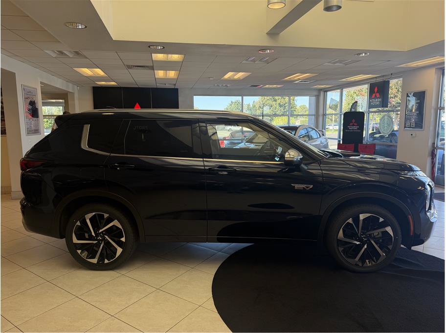 Used 2025 Mitsubishi Outlander 4WD Plug-In Hybrid image 4