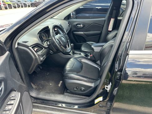 Used 2019 Jeep Cherokee Latitude Plus FWD image 11