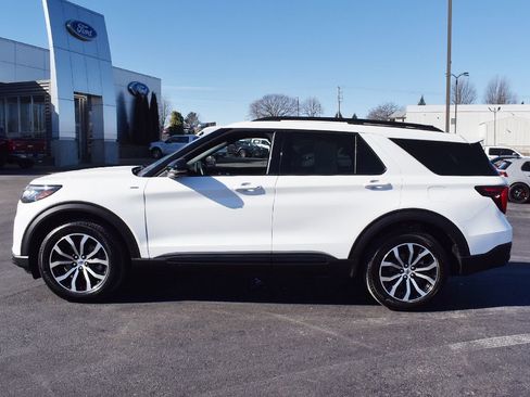 Used 2025 Ford Explorer ST-Line image 2